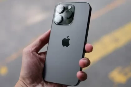 A man hand holding Apple iPhone 17 Pro Max